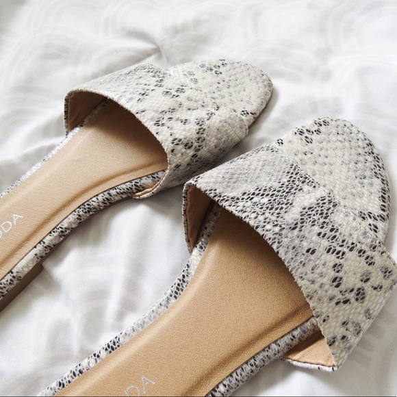 Top Moda Snake Slide On Sandals - Size 6 - Picture 3 of 3